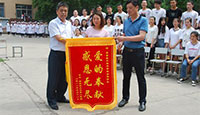 杨彩彩同学的母亲为学校送来锦旗