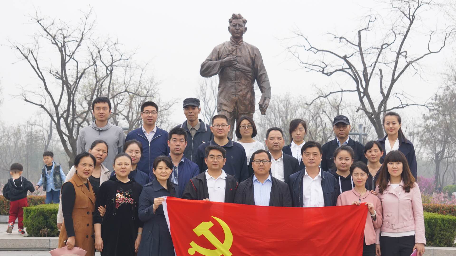 陕西航天职工大学党员赴富平县习仲勋陵园参观学习